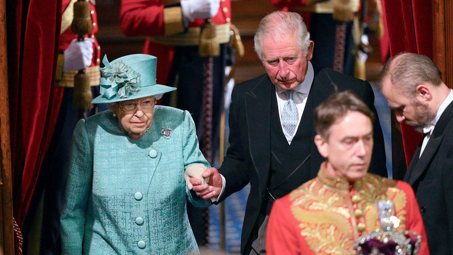 Королева Великобритании Елизавета II и принц Уэльский Чарльз перед официальным открытием сессии парламента в Лондоне, декабрь 2019 года