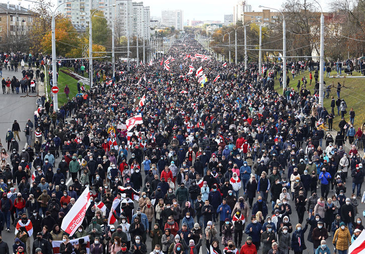 Участники шествия оппозиции в Минске, 18 октября 2020 года