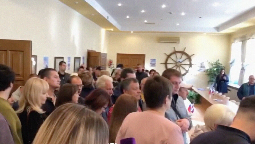 Избирком: в Херсоне на участке в морпорту образовались очереди из желающих проголосовать