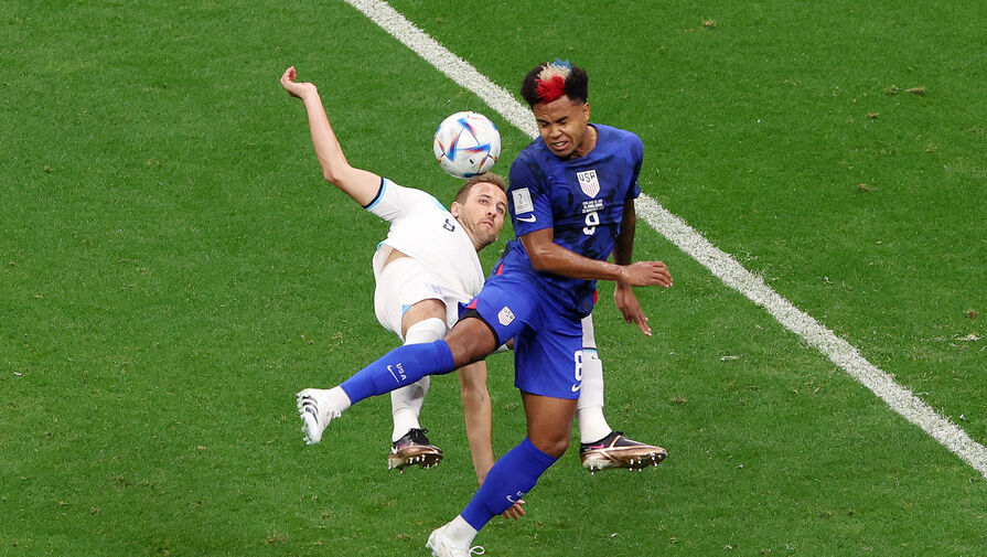 Игрок сборной США Маккени вытер руки о жилет фотографа во время матча с Англией на ЧМ-2022
