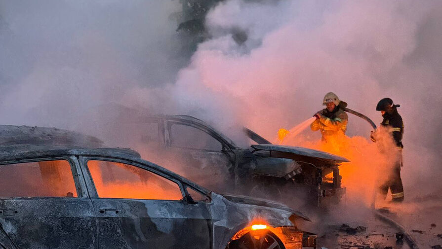 В Белгороде после обстрела загорелись автомобили