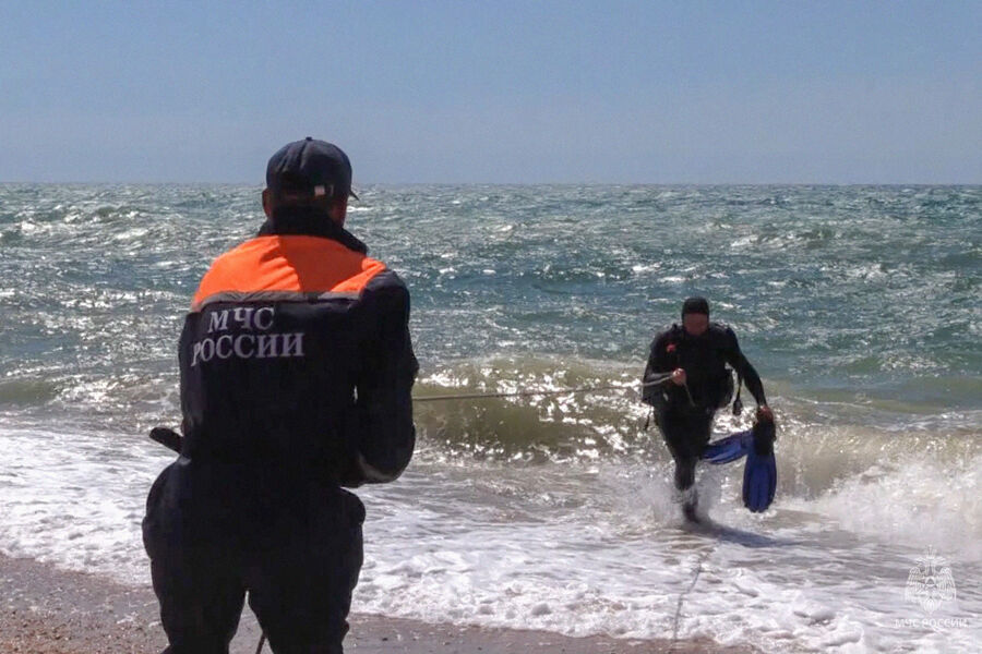 Сотрудники МЧС России во время обследования дна Черного моря на пляже Учкуевка, который подвергся атаке со стороны ВСУ, 27 июня 2024 года