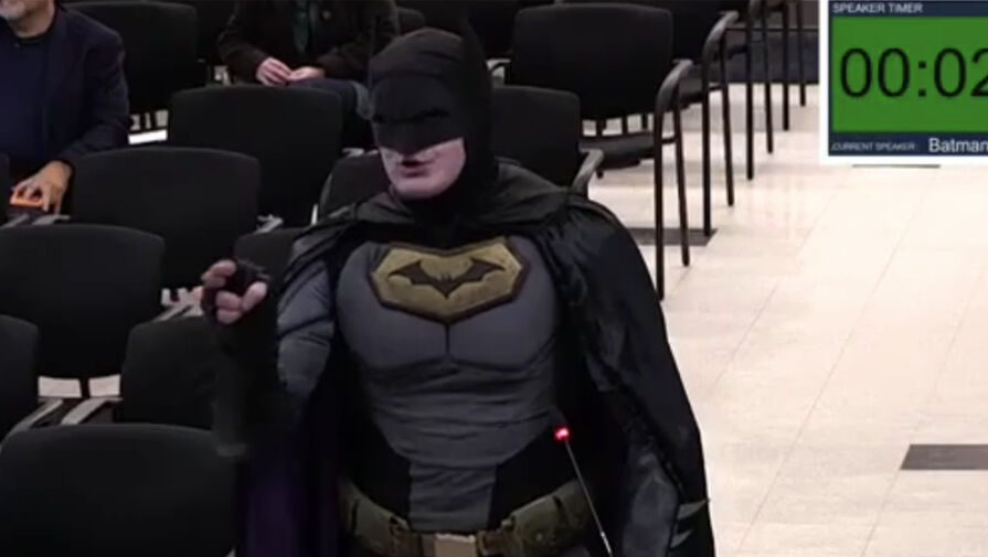 Бэтмен раскритиковал власти перед чиновниками в США: Позволяем правительству помыкать нами!