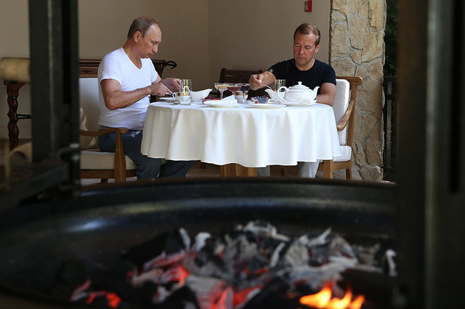 Президент РФ Владимир Путин и премьер-министр РФ Дмитрий Медведев в резиденции «Бочаров Ручей»