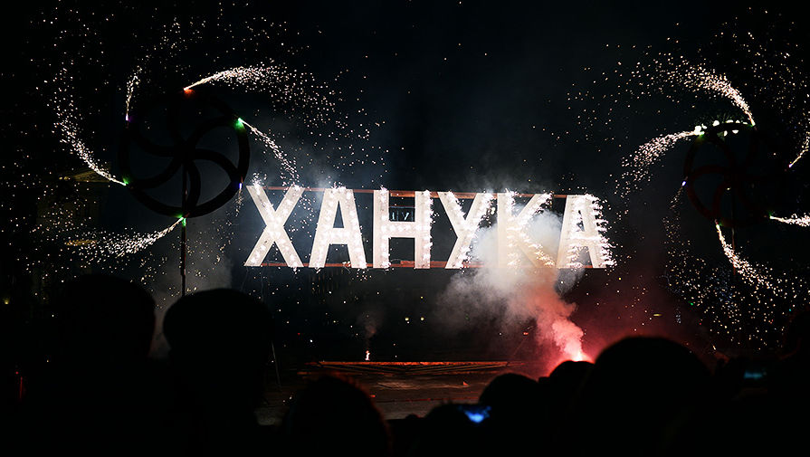 Фейерверки на&nbsp;церемонии зажжения ханукальной свечи на&nbsp;площади Революции в&nbsp;Москве