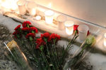 Цветы и свечи в память о пациенте, погибшем от рук врача городской больницы №2 в Белгороде, у здания больницы