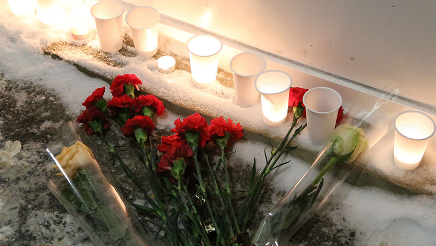 Цветы и свечи в&nbsp;память о&nbsp;пациенте, погибшем от рук врача городской больницы №2 в&nbsp;Белгороде, у&nbsp;здания больницы