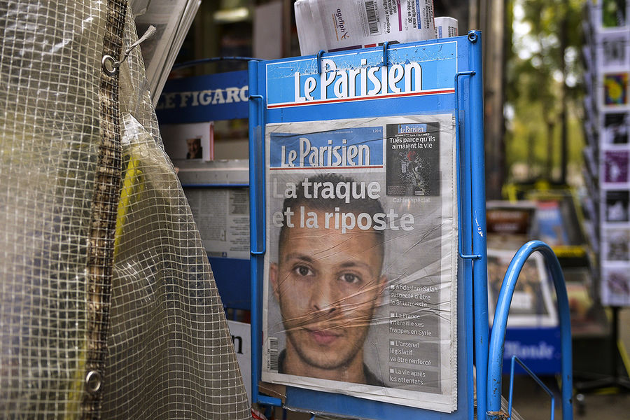 Портрет объявленного в розыск подозреваемого в участии в теракте гражданина Бельгии Салаха Абдеслама на первой полосе Le Parisien в газетном киоске