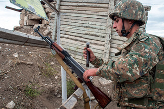Военнослужащий армии НКР на линии соприкосновения с вооруженными силами Азербайджана в районе города Мардакерт