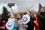 Участники флешмоба «Подними голову!» на площади Ленина в рамках празднования 55-летия со дня полета в космос Ю. Гагарина в День космонавтики в Новосибирске