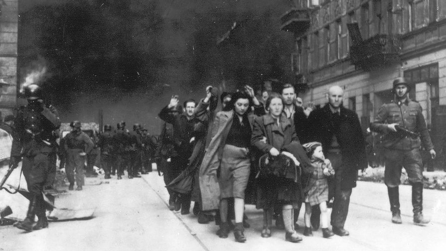 Группа польских евреев в окружении немецких солдат, Варшава, апрель 1943 года