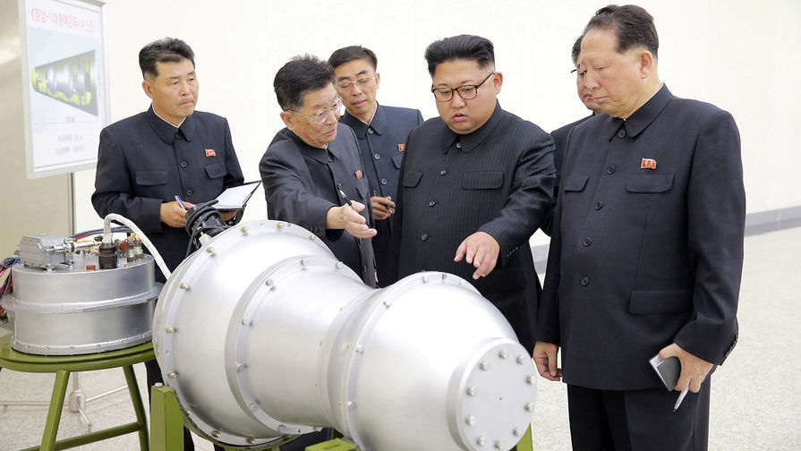 Фотография Центрального телеграфного агентства [Северной] Кореи, подписанная как «Ким Чен Ын осматривает корейскую ядерную программу»