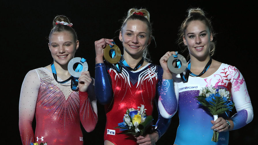 Россиянка Мария Пасека (в центре) вновь стала чемпионкой мира в опорном прыжке
