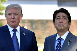 Президент США Дональд Трамп и премьер-министр Японии Синдзо Абе в гольф-клубе в Токио, 5 нояря 2017