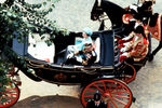 Поскольку принц Чарльз является наследником британского престола, свадьба считалась событием государственной важности. Торжество полностью было обязано соответствовать протоколу и практически не могло учитывать личных пожеланий принца и принцессы.
На фото: Королева Елизавета II с мужем принцем Филиппом прибыли на свадебную церемонию, 29 июля 1981 года