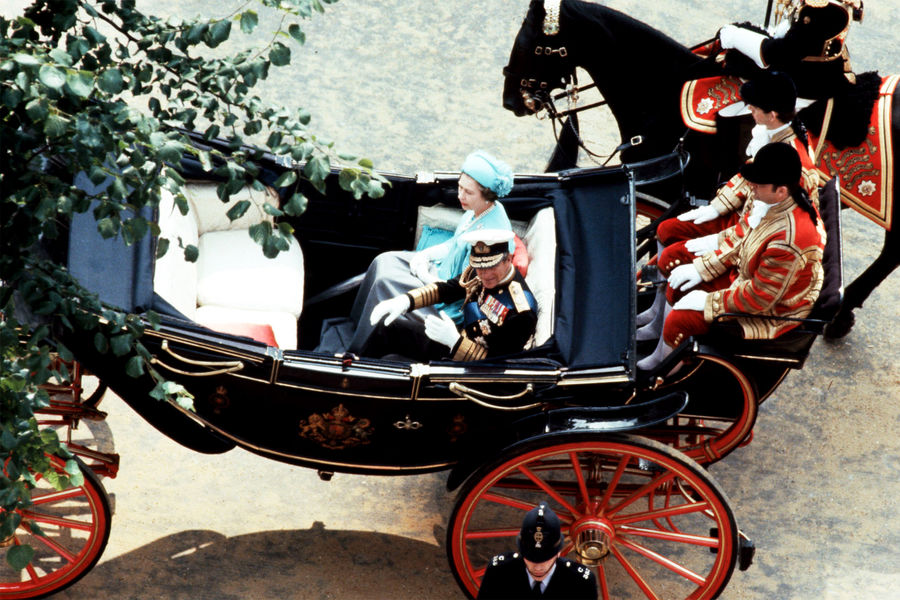 Поскольку принц Чарльз является наследником британского престола, свадьба считалась событием государственной важности. Торжество полностью было обязано соответствовать протоколу и практически не могло учитывать личных пожеланий принца и принцессы.
На&nbsp;фото: Королева Елизавета II с&nbsp;мужем принцем Филиппом прибыли на&nbsp;свадебную церемонию, 29 июля 1981 года
