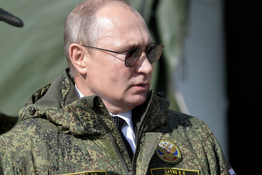 Владимир Путин во время встречи на&nbsp;полигоне Донгуз перед&nbsp;началом стратегических командно-штабных учений &laquo;Центр-2019&raquo;