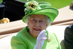Королева Великобритании Елизавета II на Королевских скачках в Аскоте