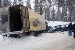 Последствия столкновения микроавтобуса с грузовым автомобилем в Ленинградской области, 6 февраля 2018 года
