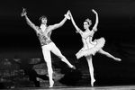 Танцор балета Рудольф Нуреев и балерина Ноэлла Понтуа в балете «Экстаз» в Париже, 29 ноября 1968 года