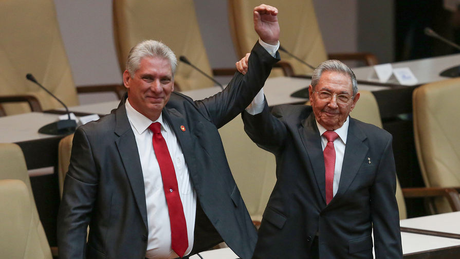 Избранный президент Кубы Мигель Диас-Канель и экс-президент Рауль Кастро на заседании Национальной ассамблеи в Гаване, 19 апреля 2018 года