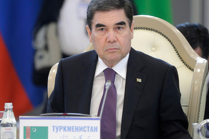Президент Туркменистана Гурбангулы Бердимухамедов на заседании глав государств-участников V Каспийского саммита во Дворце дружбы.
