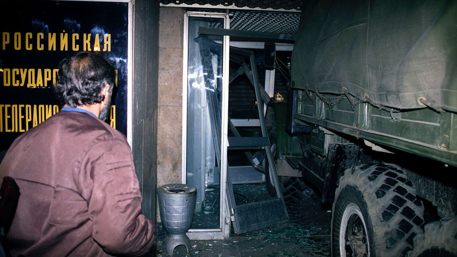Штурм телецентра «Останкино». Грузовик таранит вход в здание, в ночь с 3 на 4 октября 1993 года