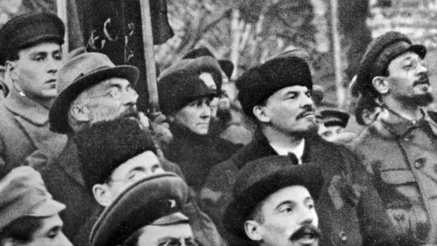 В. И. Ленин (второй справа) и Я. М. Свердлов (справа) на Красной площади во время демонстрации трудящихся, посвященной первой годовщине Великой Октябрьской социалистической революции.