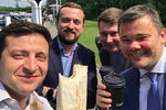 Владимир Зеленский с коллегами ест шаурму