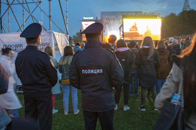 Во время выступления группы The Cure на фестивале «Пикник «Афиши» в Москве, 3 августа 2019 года