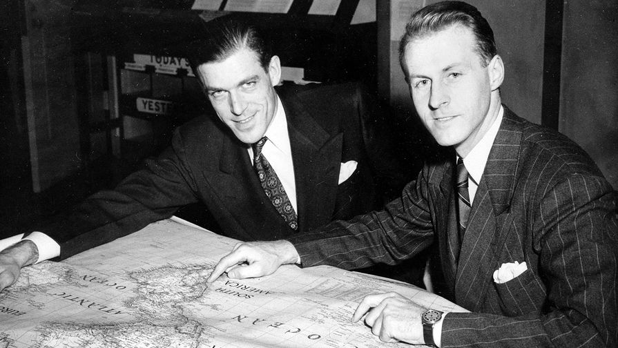 Тур Хейердал (справа) со своим соратником Германом Ватцингером прокладывают курс экспедиции &laquo;Кон-Тики&raquo;, 1946&nbsp;год