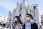 Туристы на площади у Кафедрального собора в Милане, 24 февраля 2020 года