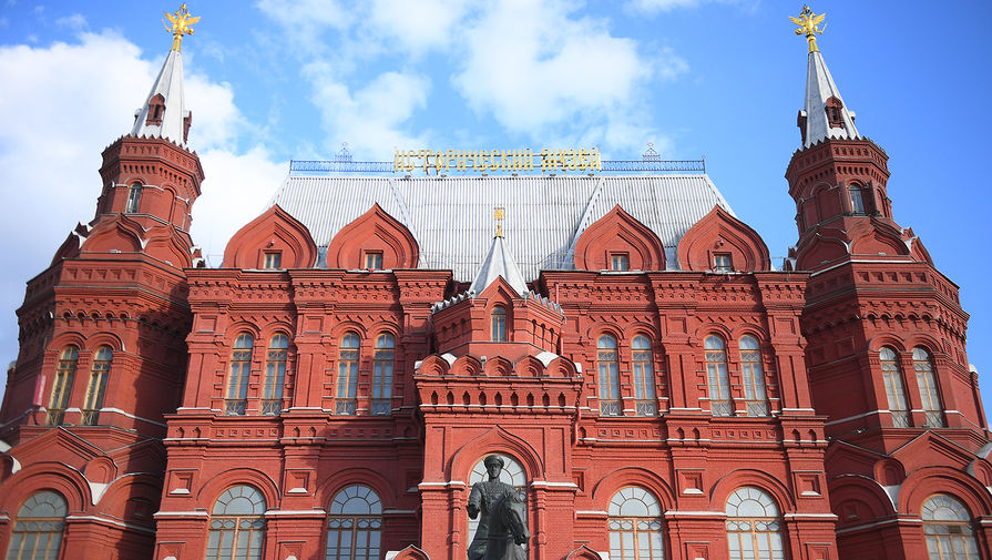 Памятник маршалу Георгию Жукову на Манежной площади в Москве, 23 апреля 2020 года