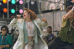 Певица Мадонна выступает на стадионе имени Джона Фицджеральда Кеннеди в Филадельфии, 13 июля 1985 года 