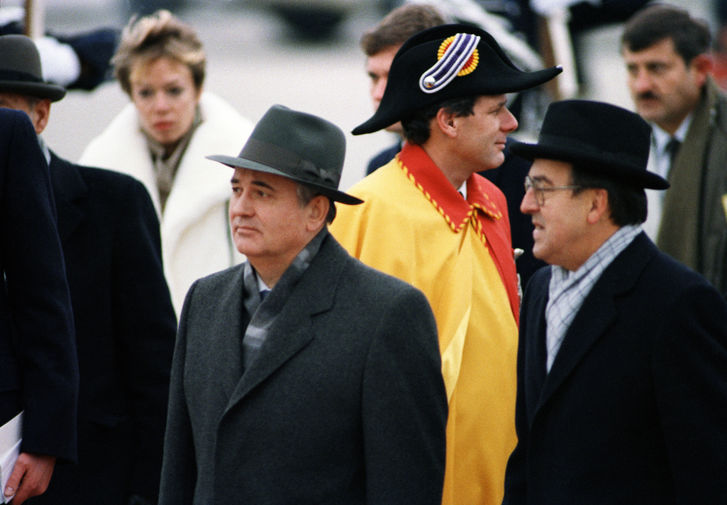 Генеральный секретарь ЦК КПСС Михаил Горбачев и президент Швейцарии Курт Фурглер в аэропорту Женевы перед началом советско-американской встречи на высшем уровне, 18 ноября 1985 года