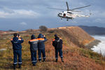 Вертолет МЧС РФ с эвакуированным экипажем контейнеровоза Rise Shine, севшего на мель в районе мыса Козино у берегов Находки, 9 ноября 2021 года