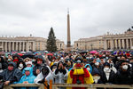 Люди на площади Святого Петра в Ватикане ждут традиционную рождественскую речь папы Римского Франциска