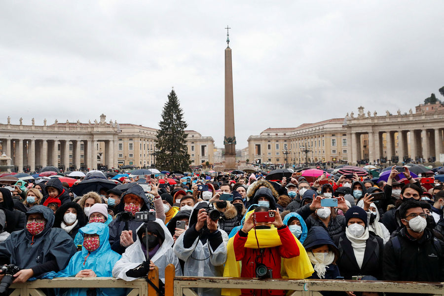 Люди на&nbsp;площади Святого Петра в&nbsp;Ватикане ждут традиционную рождественскую речь папы Римского Франциска