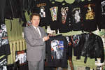 Владимир Жириновский демонстрирует товары для молодежи, которые продаются в «Рок-магазине», открытом по инициативе его партии, 1993 год
