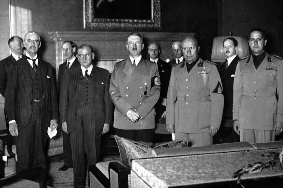 Во время подписания Мюнхенского соглашения. Слева направо: Чемберлен, Даладье, Гитлер, Муссолини и Чиано, 29 сентября 1938 года