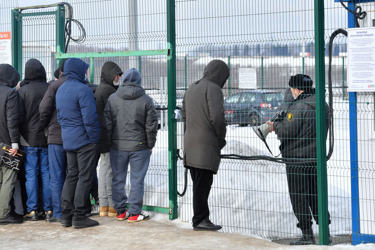 В Госдуме призвали сажать на 10-15 лет за организацию незаконной миграции -  Газета.Ru | Новости