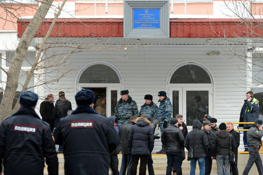 Сотрудники полиции возле московской школы №263, 3 февраля 2014 года