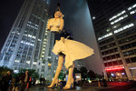 7 мая. Демонтаж скульптуры «Мэрилин навсегда» художника Сьюарда Джонсона в Чикаго.