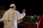 Папа римский Франциск I приветствует мир с балкона собора святого Петра