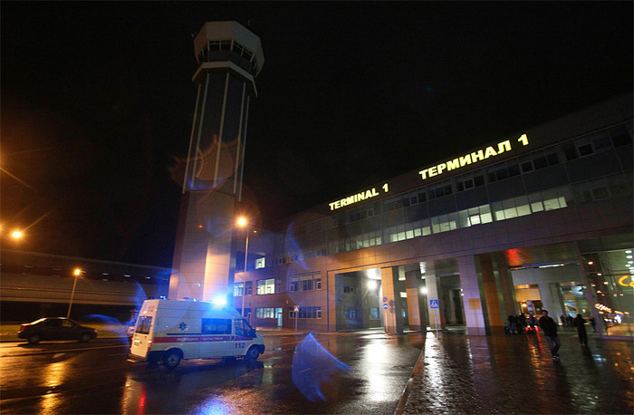 Машина «скорой помощи» у&nbsp;первого терминала аэропорта Казани
