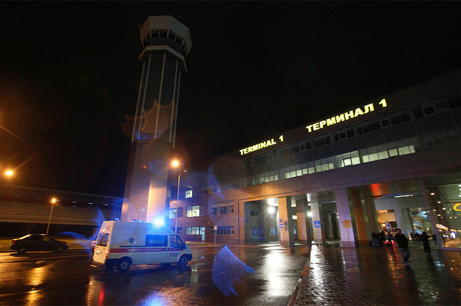 Машина «скорой помощи» у первого терминала аэропорта Казани