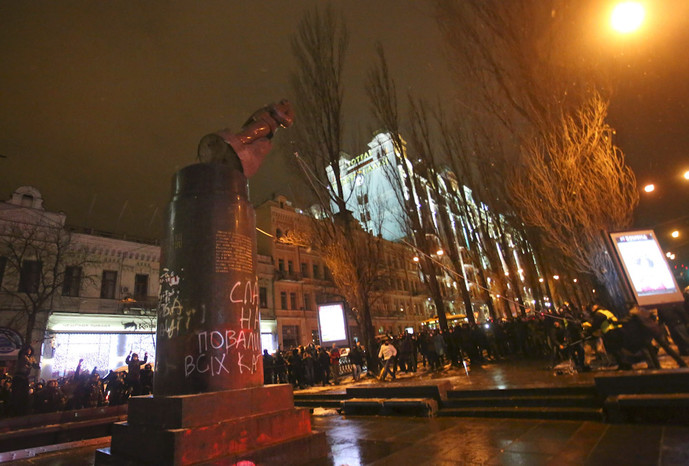 Демонстранты стягивают памятник с&nbsp;постамента
