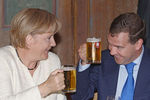 Экс-президент России Дмитрий Медведев и федеральный канцлер Германии Ангела Меркель в Мюнхене, 2009 год 