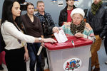 Жители города Риги на одном из избирательных участков во время голосования на парламентских выборах в Латвии