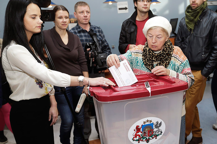 Жители города Риги на&nbsp;одном из&nbsp;избирательных участков во время голосования на&nbsp;парламентских выборах в&nbsp;Латвии